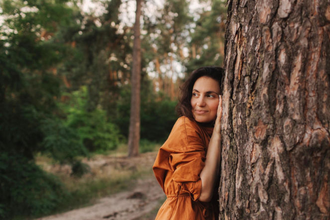 Koleżanko usiądź pod tym drzewem w swoim ogrodzie w wiosenne popołudnie. Poczujesz spokój i nieznane Ci ukojenie. Wpływ drzew na człowieka