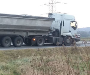 Zderzenie TIR-a z osobówką w Wojniczu. Są poszkodowani! Droga całkowicie zablokowana