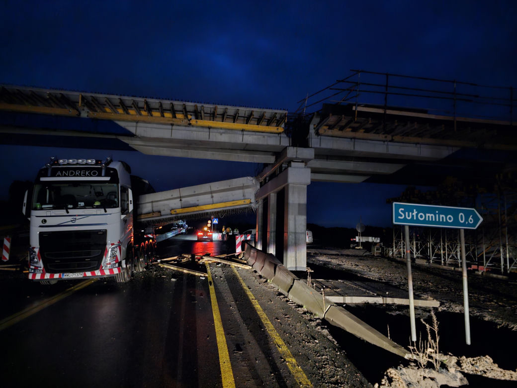 Ciężarówka wioząca śmigło wiatraka zahaczyła o wiadukt na S3