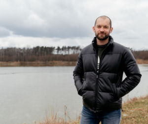 Stanisław z Wielkopolski w Rolnik szuka żony mieszka w pięknym dworku. Kim jest i czym się zajmuje?