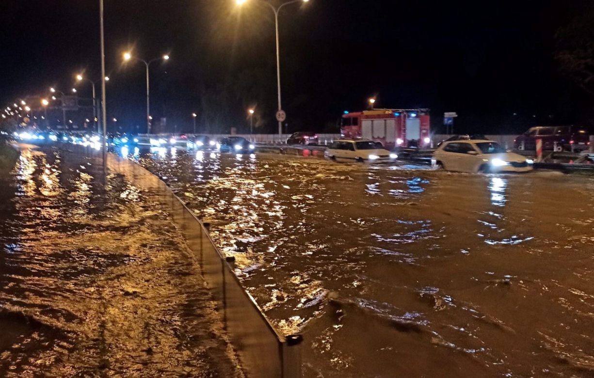 Burza w Warszawie. Wisłostrada zalana w obu kierunkach