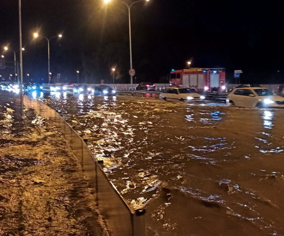 Burza w Warszawie. Wisłostrada zalana w obu kierunkach
