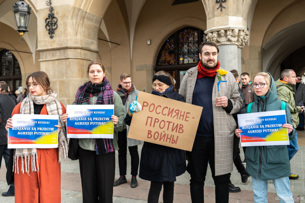 Kraków solidarny z Ukrainą! Wielka manifestacja na Rynku Głównym [ZDJĘCIA]