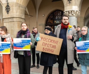 Kraków solidarny z Ukrainą! Wielka manifestacja na Rynku Głównym [ZDJĘCIA]