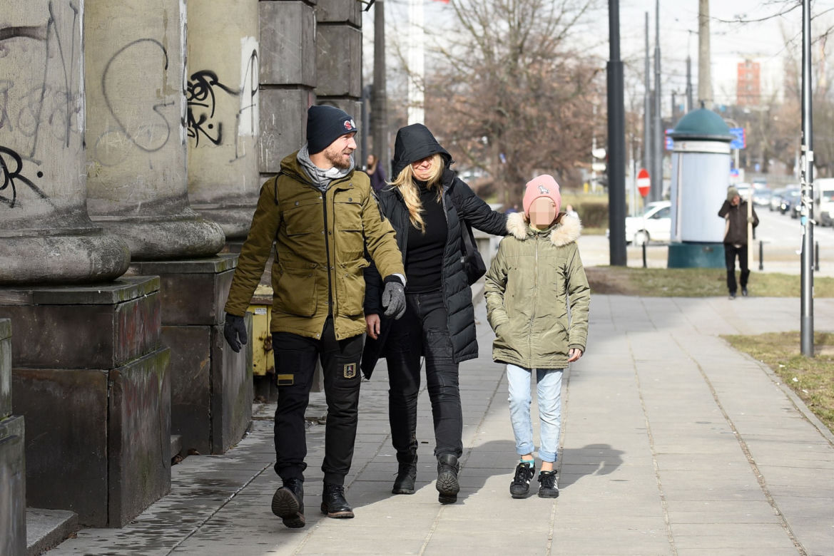 Martyna Wojciechowska z córeczką i z Przemkiem Kossakowski na spacerze