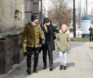Martyna Wojciechowska z córeczką i z Przemkiem Kossakowski na spacerze