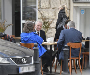 Marszałek Grodzki buszuje między półkami w sklepie