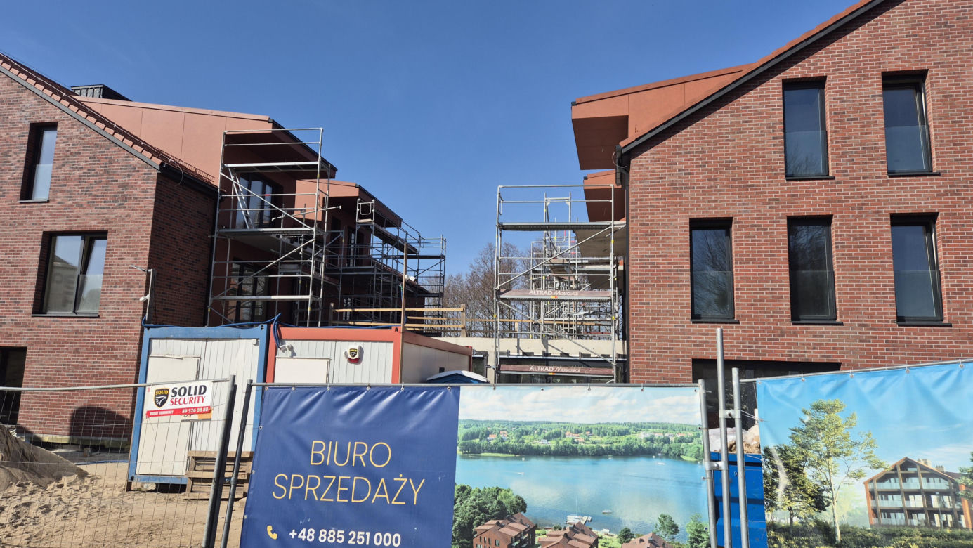 Nad jeziorem Ukiel w Olsztynie powstają luksusowe apartamenty. Na jakim etapie są prace?