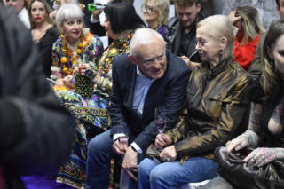 Leszek Miller z żoną i wnuczką bryluje na pokazie mody. Były premier zaskoczył towarzystwem