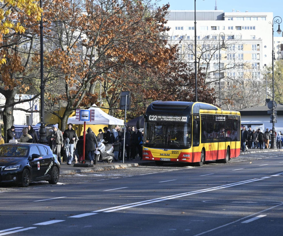 Wszystkich Świętych w Warszawie. Kierowcy muszą uważać! Gdzie zaparkować?