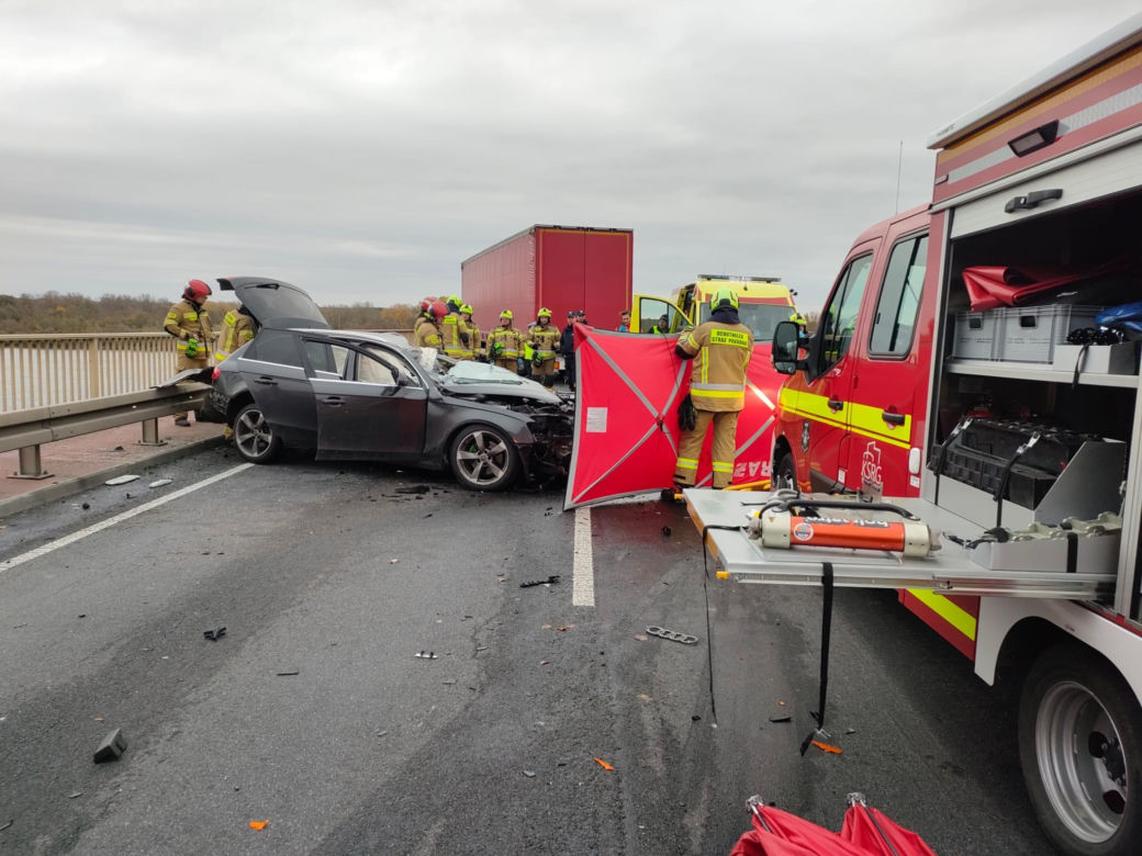 Wyszogród: Tragiczny wypadek na moście. Audi zmiażdżone przez Scanię. Kierowca nie miał szans
