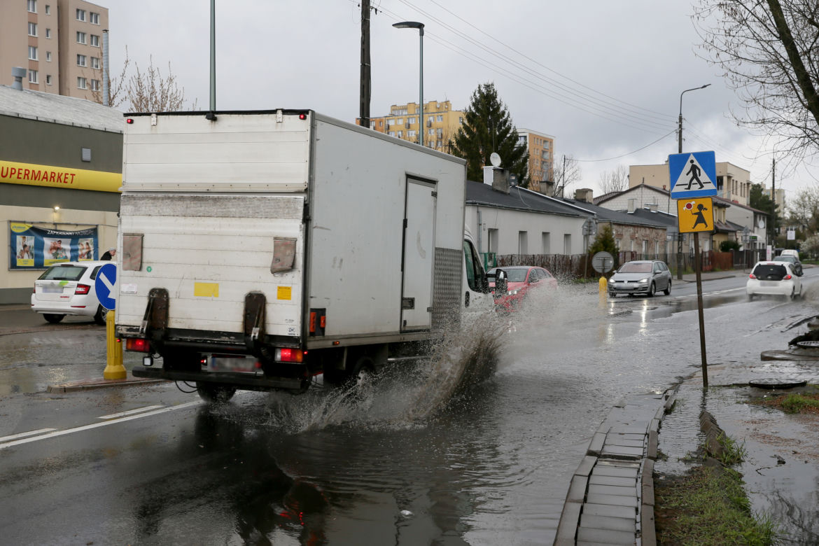 Mieszkańcy toną, gdy tylko spadnie deszcz. Fuszerka w Marysinie Wawerskim