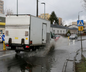 Mieszkańcy toną, gdy tylko spadnie deszcz. Fuszerka w Marysinie Wawerskim