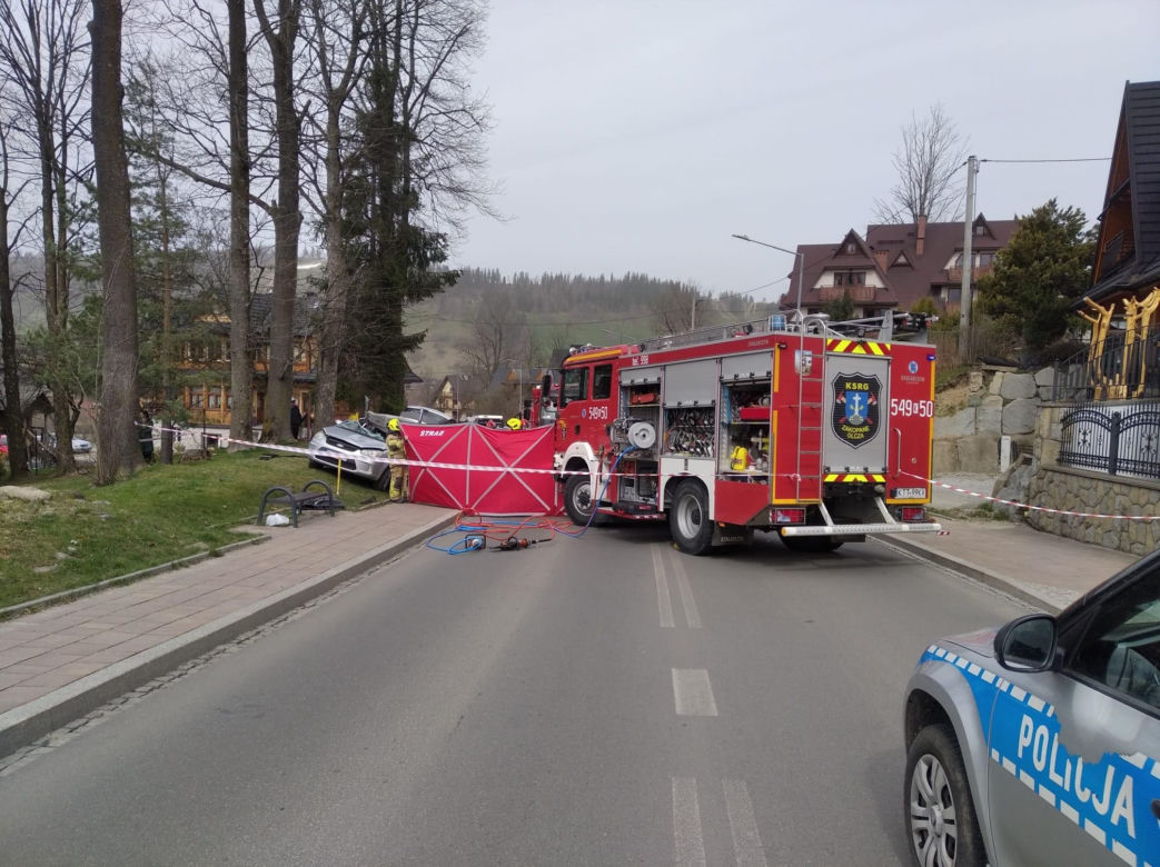 Tragedia w Zakopanem. Drzewo spadło na samochód. Młoda kobieta nie żyje
