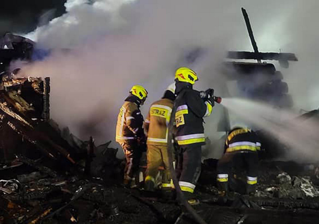 Tragedia pod Radomiem. Drewniany dom doszczętnie spłonął 