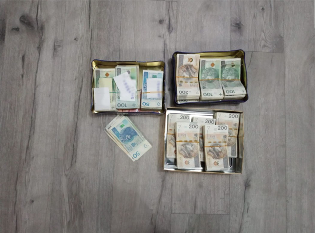 Spał na forsie. 200 tysięcy złotych pod poduszką zatrzymanego