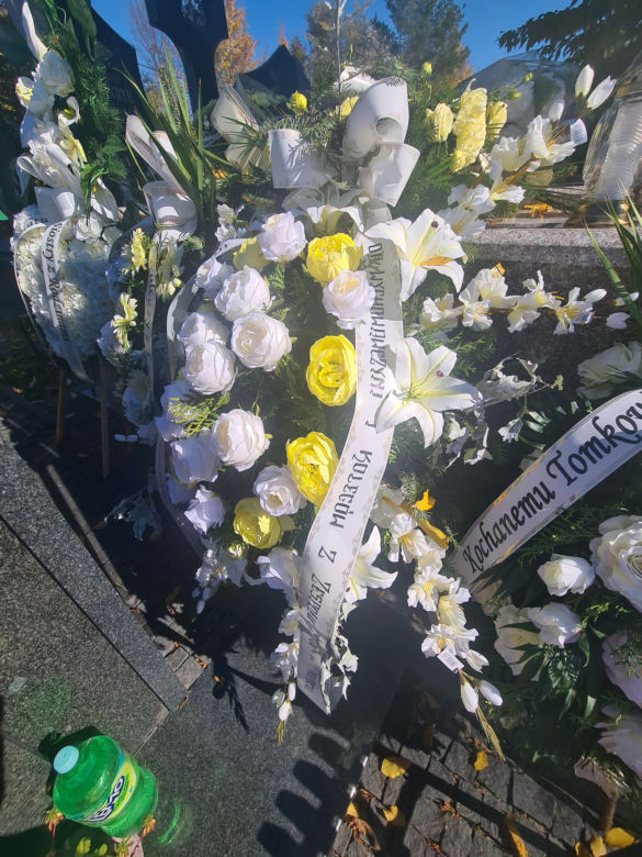 Tomasz zginął w tragicznym wypadku BMW w Dobrzechowie.  Jego grób tonie w morzu kwiatów [GALERIA]