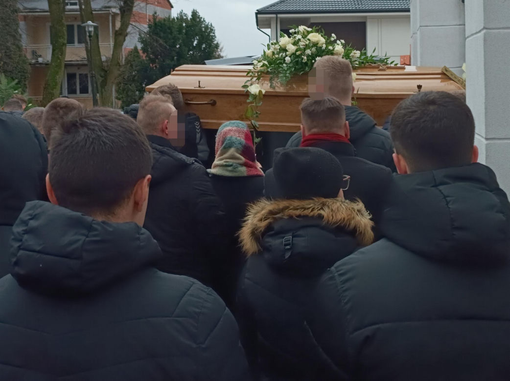 Kamil roztrzaskał się na drzewie gdy jechał do dziewczyny. Na jego pogrzebie płakały tłumy