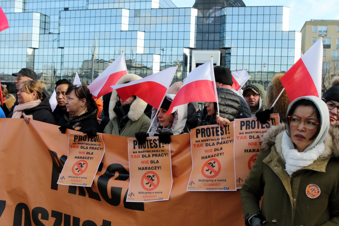 "Przestańcie nas okradać!". Najemcy z Marywilskiej protestują przed ratuszem
