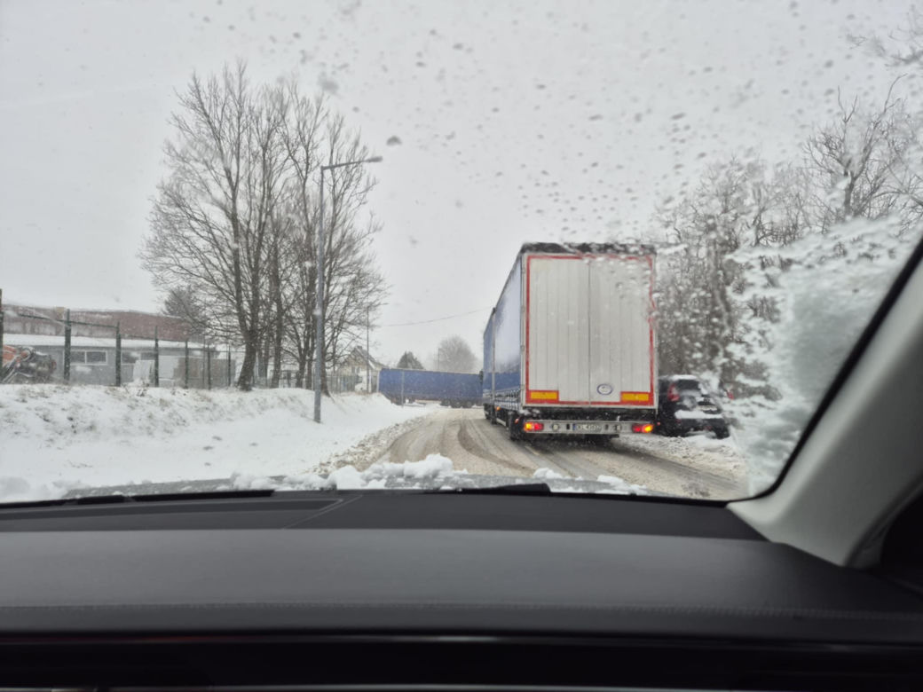 Atak zimy na Dolnym Śląsku. Zablokowane drogi, połamane i powalone drzewa 