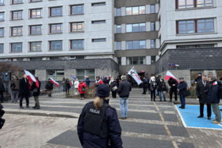 Rusza proces Grzegorza Brauna. Pod sądem pikieta