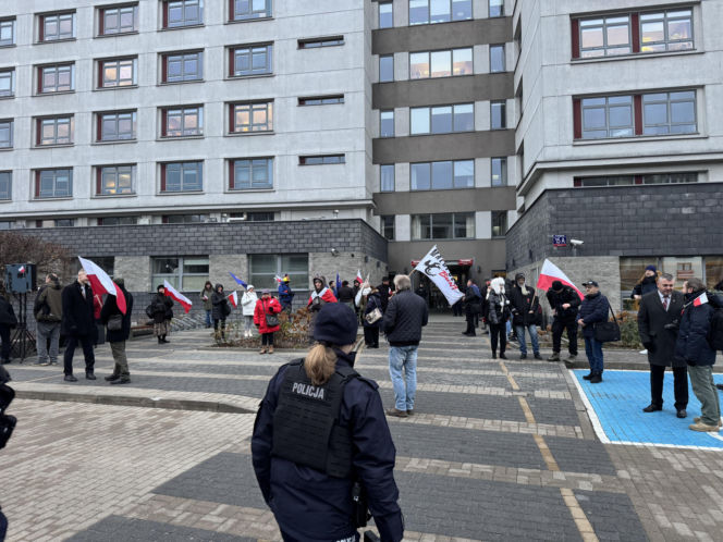 Ulice obstawione radiowozami, policjanci na ulicach. Co się dzieje w Warszawie?