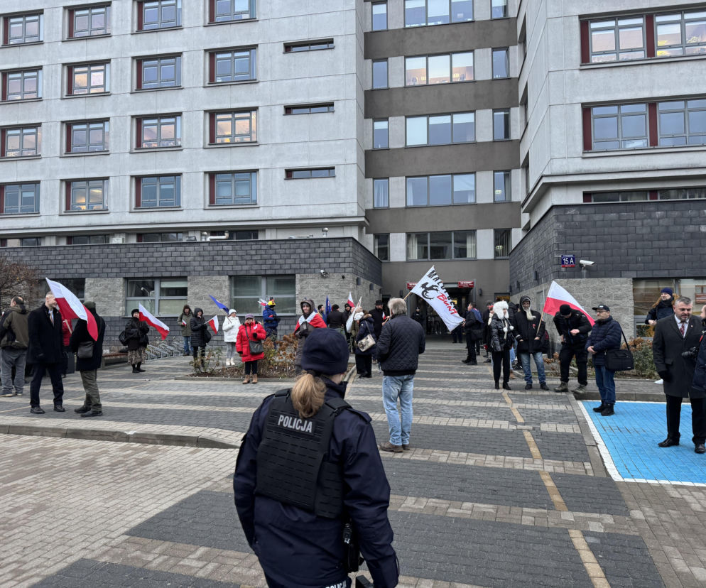 Rusza proces Grzegorza Brauna. Pod sądem pikieta