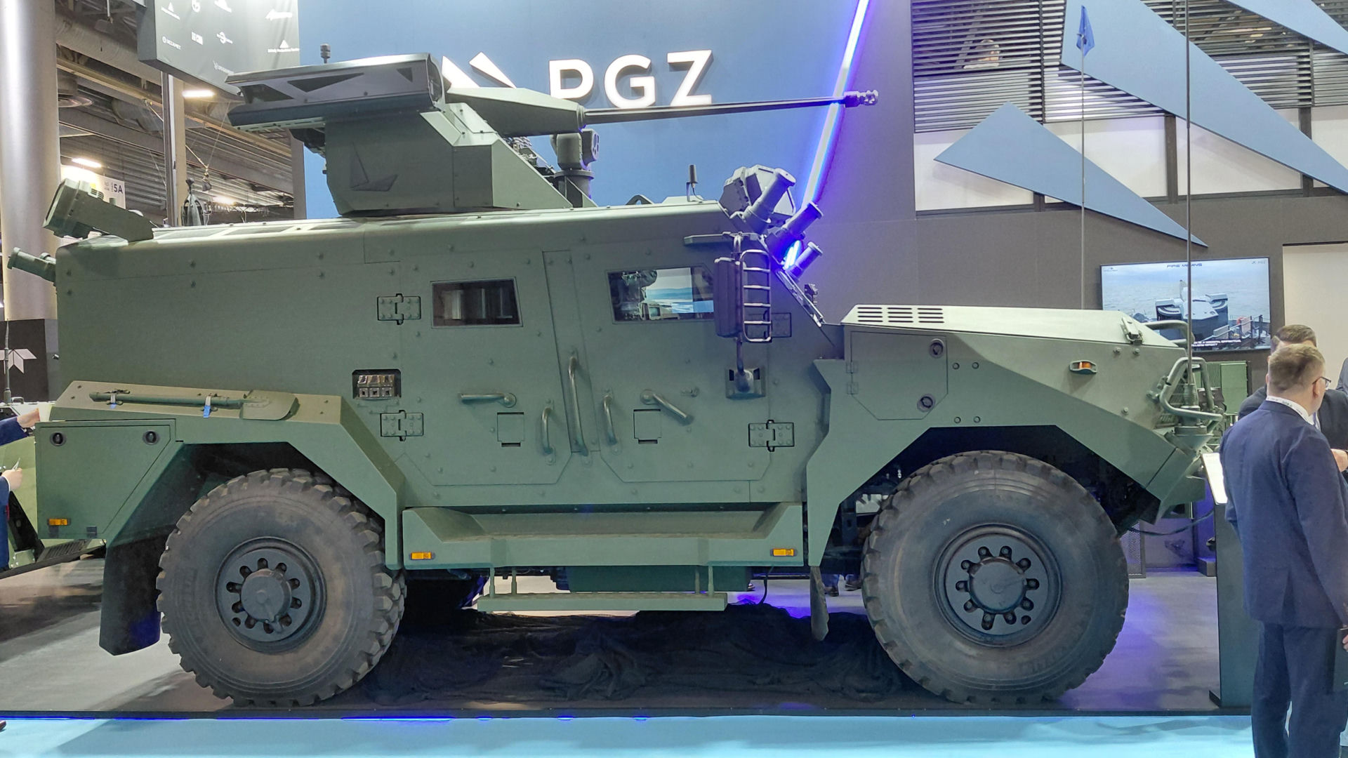 Taktyczny Pojazd Wielozadaniowy 4×4 Waran w wersji ze Zdalnie Sterowanym Modułem Uzbrojenia (ZSMU) uzbrojonym w armatę 30 mm.