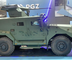 Taktyczny Pojazd Wielozadaniowy 4×4 Waran w wersji ze Zdalnie Sterowanym Modułem Uzbrojenia (ZSMU) uzbrojonym w armatę 30 mm.