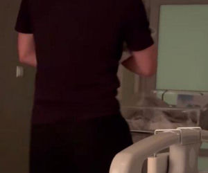 Ledwo przeciął pępowinę, już wirował z maluchem! Co za sceny na porodówce