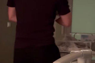 Ledwo przeciął pępowinę, już wirował z maluchem! Co za sceny na porodówce