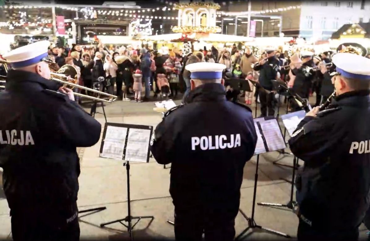 Policjanci zagrali na jarmarku bożonarodzeniowym w Katowicach