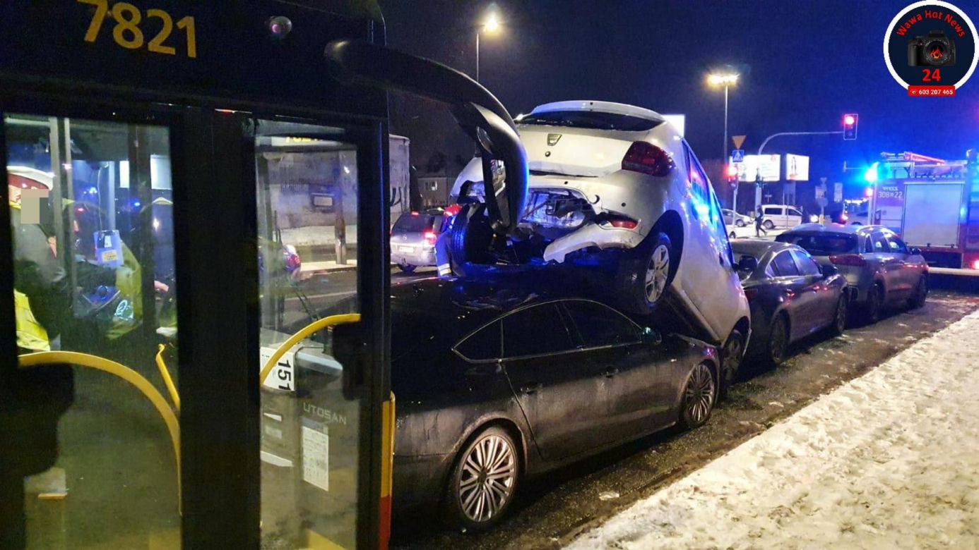 Karambol w Warszawie. Jeden samochód na dachu drugiego