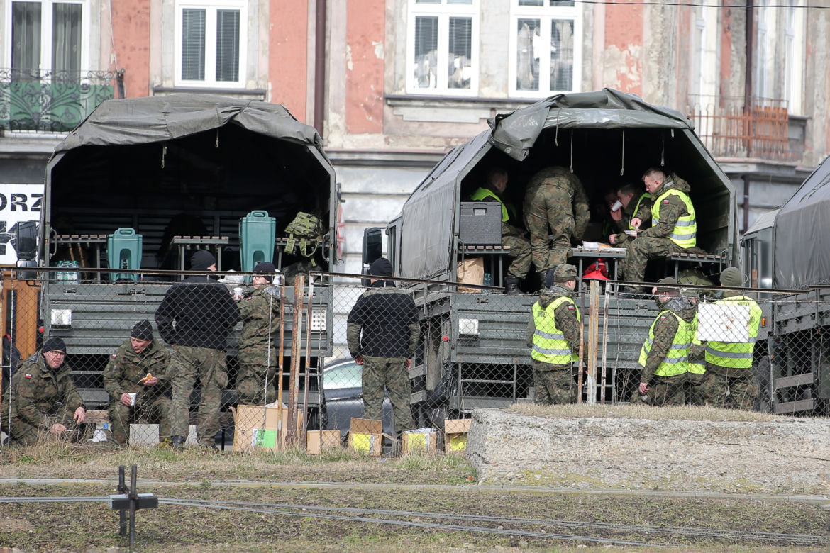 Ukraińscy uchodźcy oczekujący na pomoc na dworcu w Przemyślu