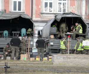 Ukraińscy uchodźcy oczekujący na pomoc na dworcu w Przemyślu