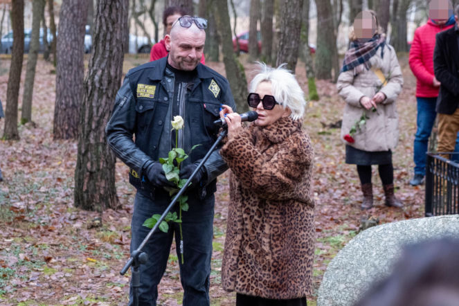 Dlaczego Małgorzata Ostrowska pochowała męża w lesie? To nietypowy, ekologiczny pogrzeb. Wyjaśniamy