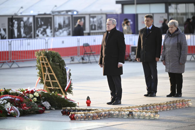 Piotr Gliński składa kwiaty w rocznicę katastrofy smoleńskiej