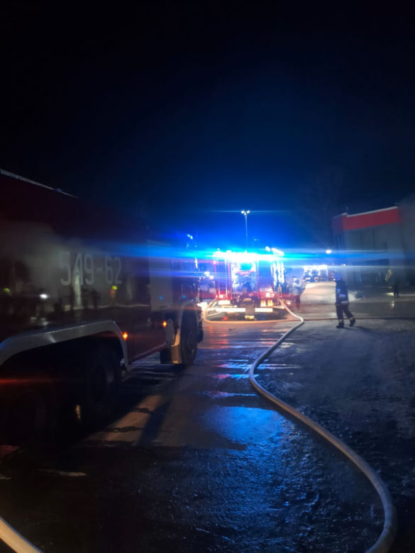 Nowa Biała. Gigantyczny pożar w składzie budowlanym. Prawie 100 strażaków walczyło z ogniem