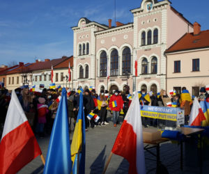 Młodzi ludzie - solidarni z walczącą Ukrainą 