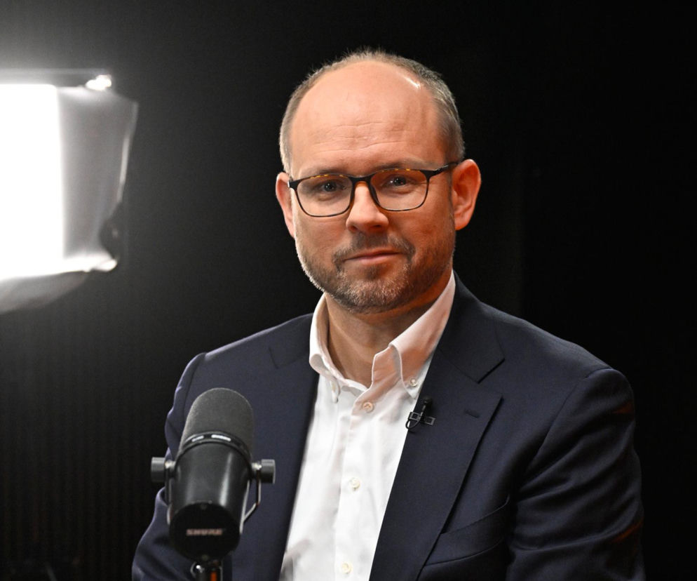 Marcin Przydacz przed mikrofonem w studio. O sporze prezydenta Nawrockiego o Trybunał przeczytasz na SE Polityka.