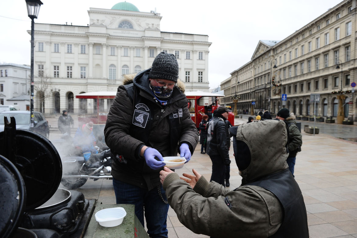 30. Finał WOŚP w Warszawie. Wolontariusze kwestują na ulicach, nie pokonała ich wichura