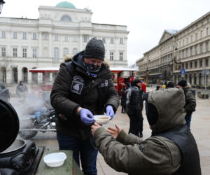 30. Finał WOŚP w Warszawie. Wolontariusze kwestują na ulicach, nie pokonała ich wichura