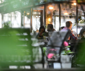 Tomasz Sekielski w restauracji Mozaika