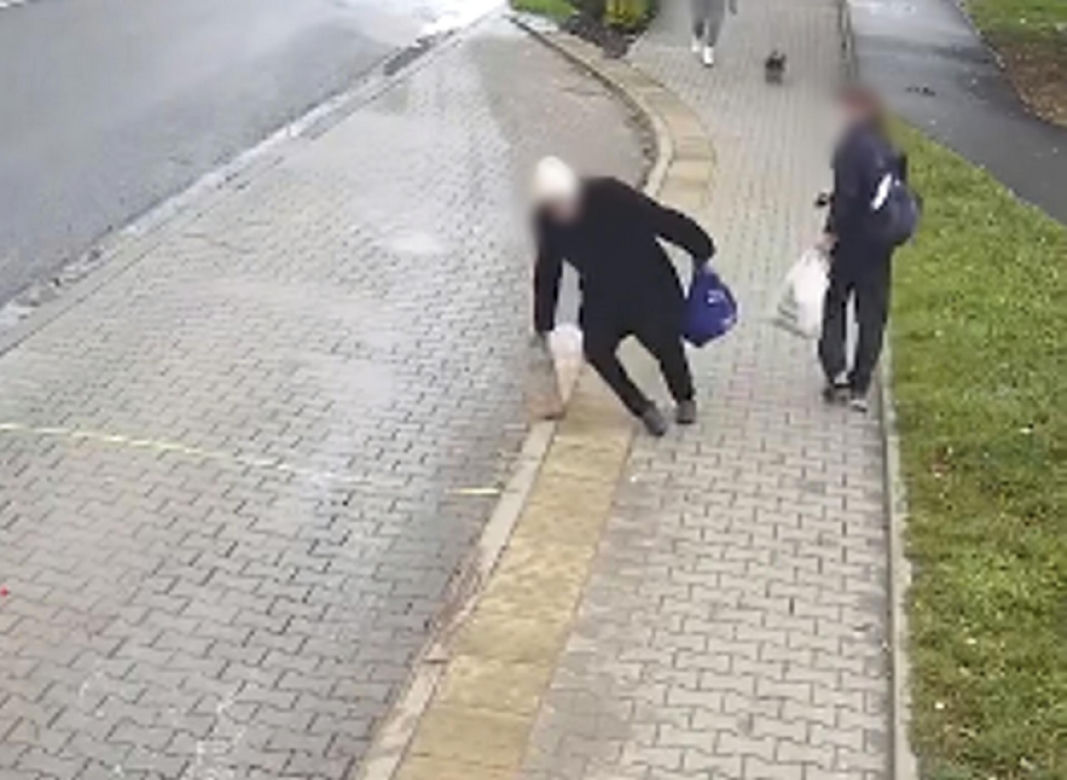 35-latek nie miał litości dla starszej kobiety z zakupami! 