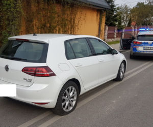Łódź. Z włączonym silnikiem i BEZ PRAWA JAZDY. 25-latek zasnął w aucie na pasie ruchu