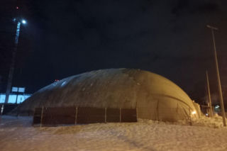 Jest! Zadaszenie nad lodowiskiem w Lesznie znów stoi [ZDJĘCIA]