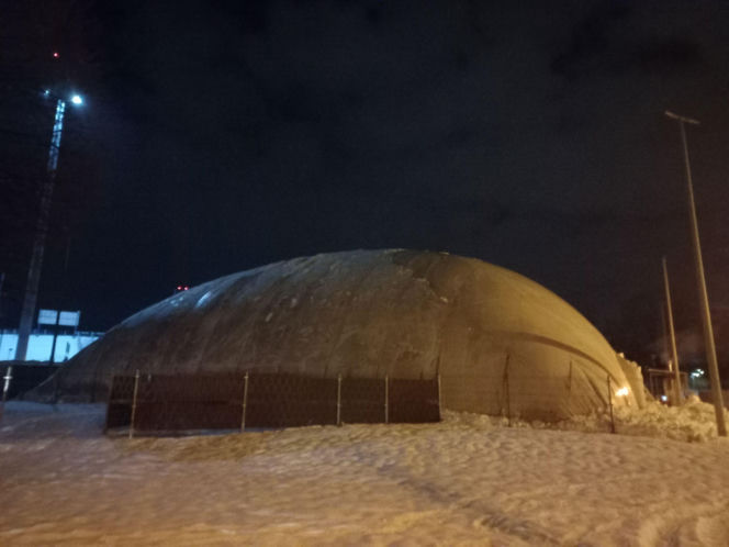 Jest! Zadaszenie nad lodowiskiem w Lesznie znów stoi [ZDJĘCIA]