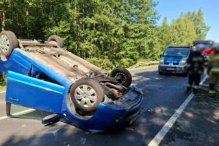 Niebezpieczny wypadek w Lesie Rzepińskim. Kierowca Nissana dachował