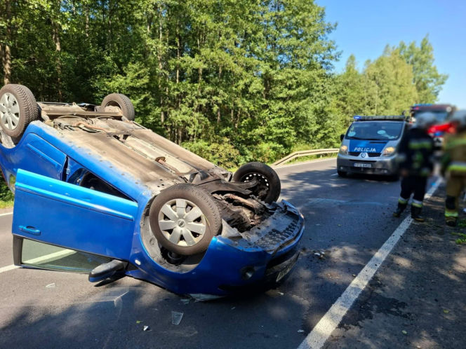 Niebezpieczny wypadek w Lesie Rzepińskim. Kierowca Nissana dachował