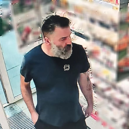 Zaginiony Wojciech Deręgowski z siwą brodą w ciemnej koszulce. O poszukiwaniach przeczytasz na Eska Starachowice.